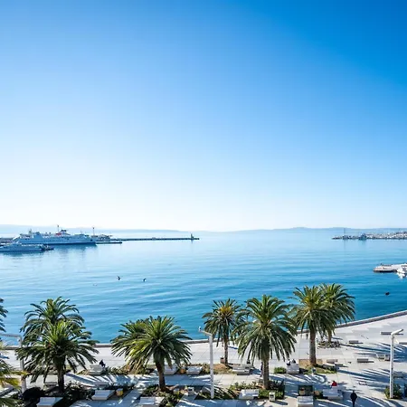 Charming On Riva Promenade Apartment